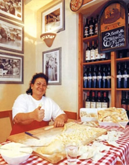 Mamma Ada beim Zubereiten frischer Orecchiette